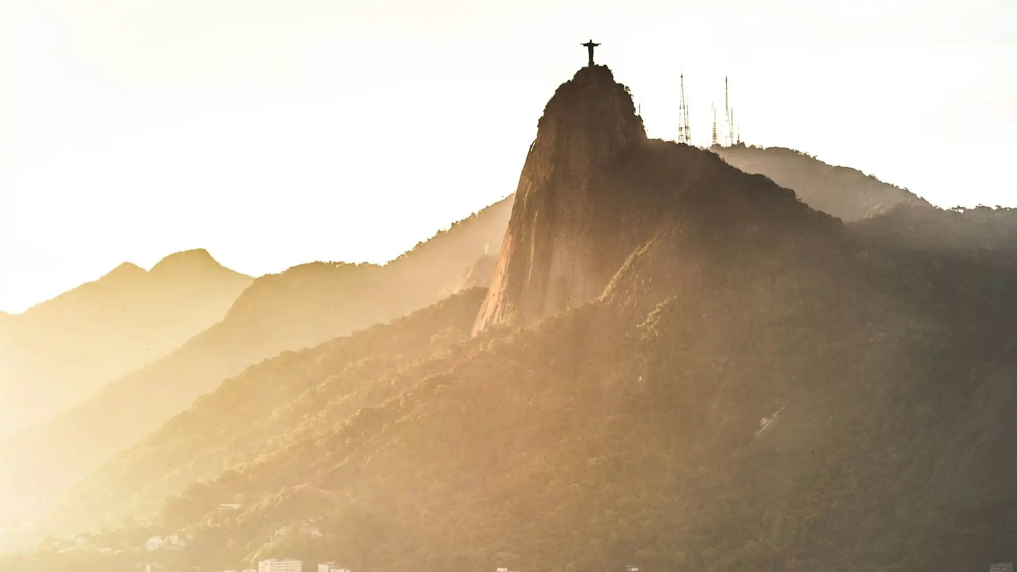 Le pic du Corcovado dans la lumière brumeuse du matin, la statue une petite silhouette au sommet