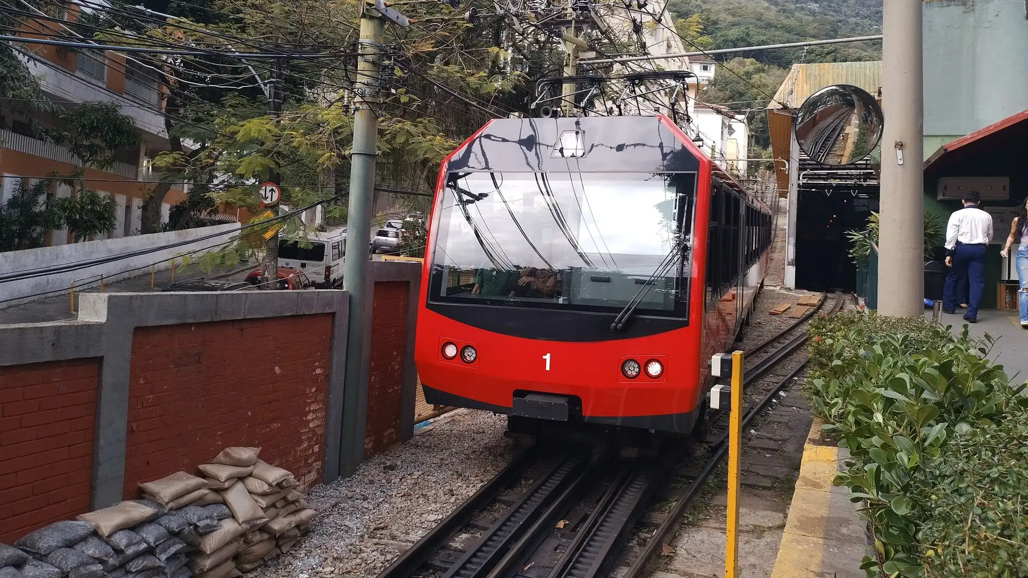 Un train rouge du Corcovado à la gare de Cosme Velho, au pied de la voie à crémaillère
