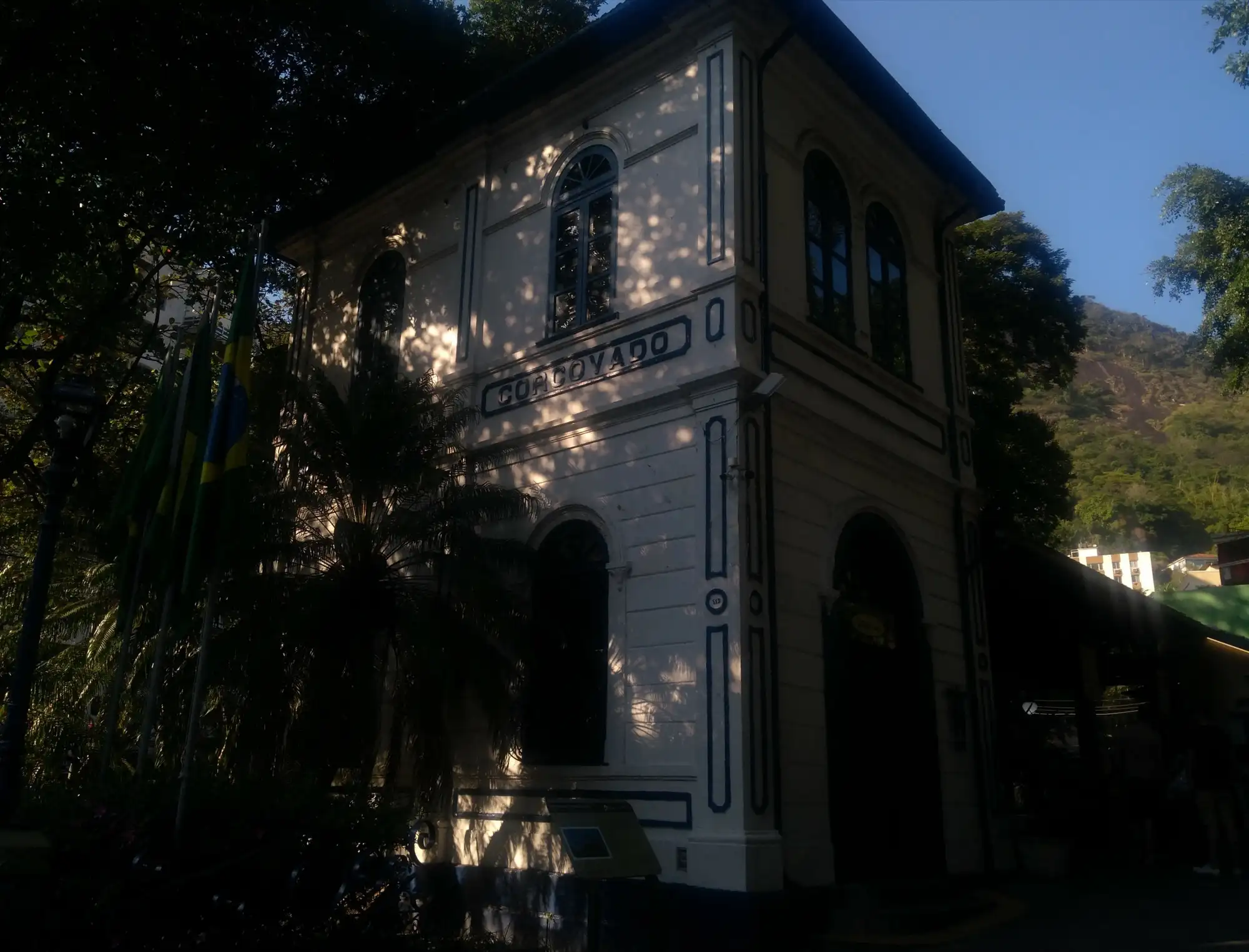 O prédio da estação da ferrovia do Corcovado em Cosme Velho, com CORCOVADO escrito na fachada