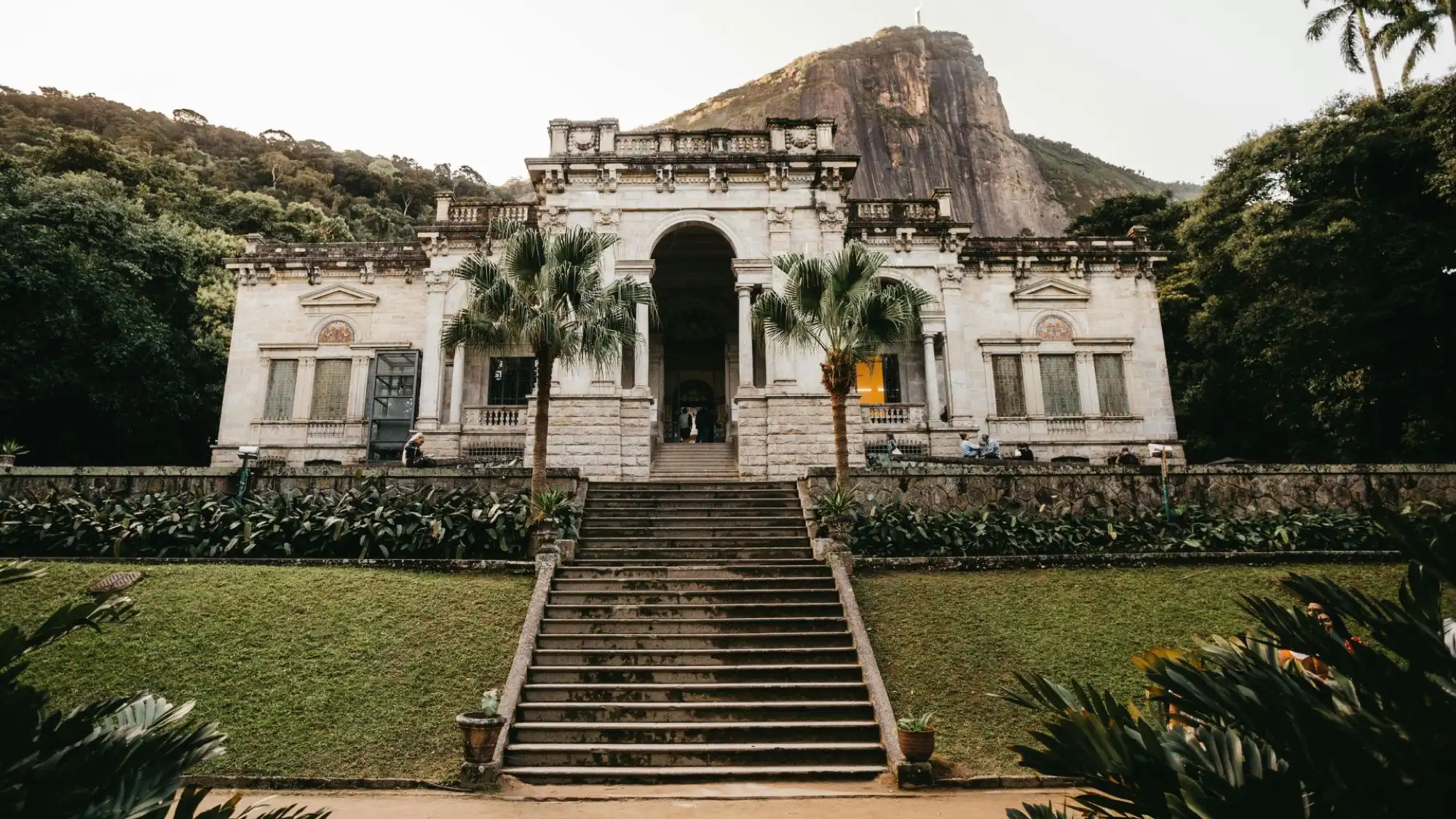 La villa di Parque Lage con i fianchi boscosi del Corcovado che si alzano dietro