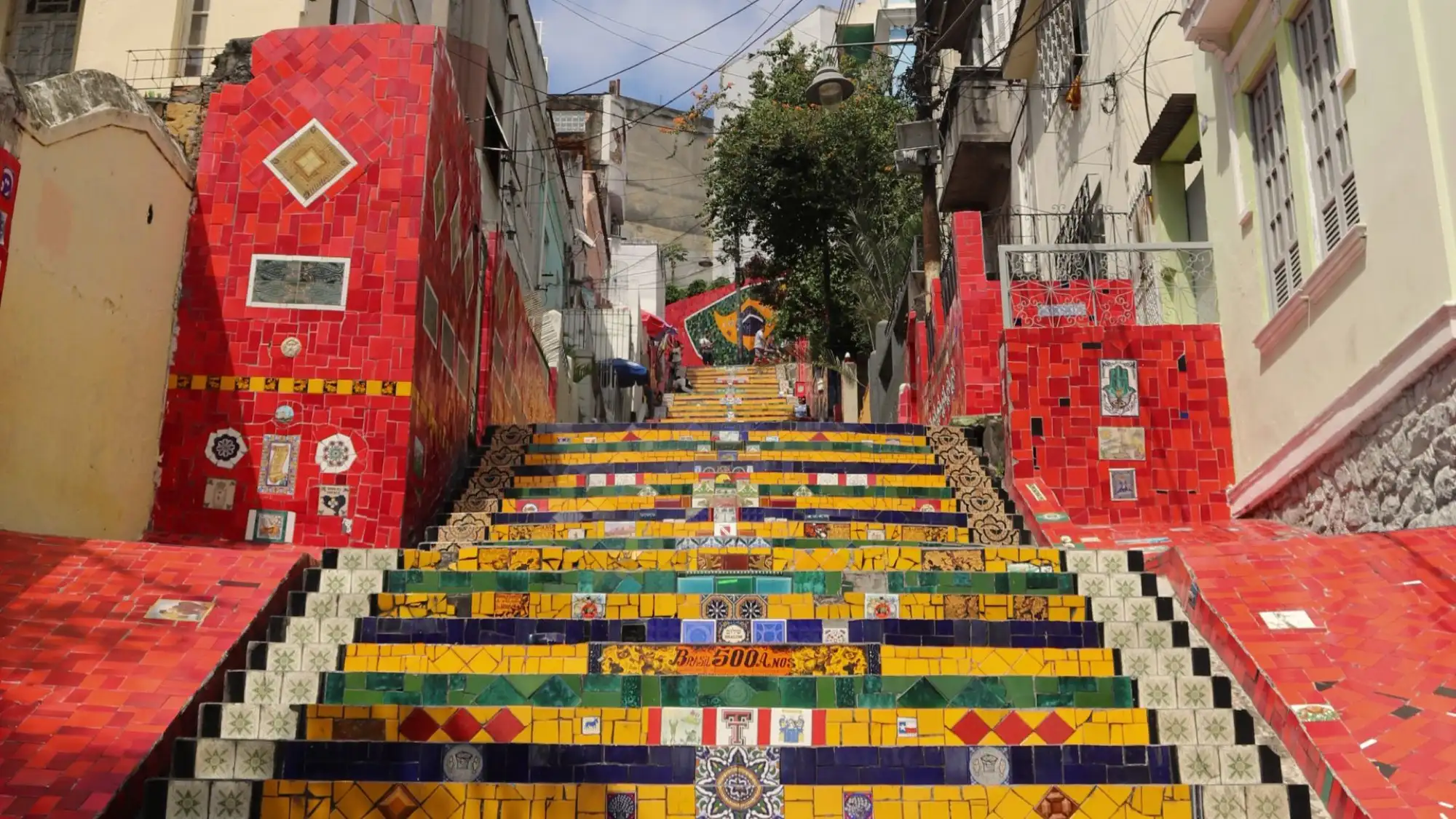 Les marches Selarón à Lapa, couvertes de carreaux colorés entre des maisons peintes