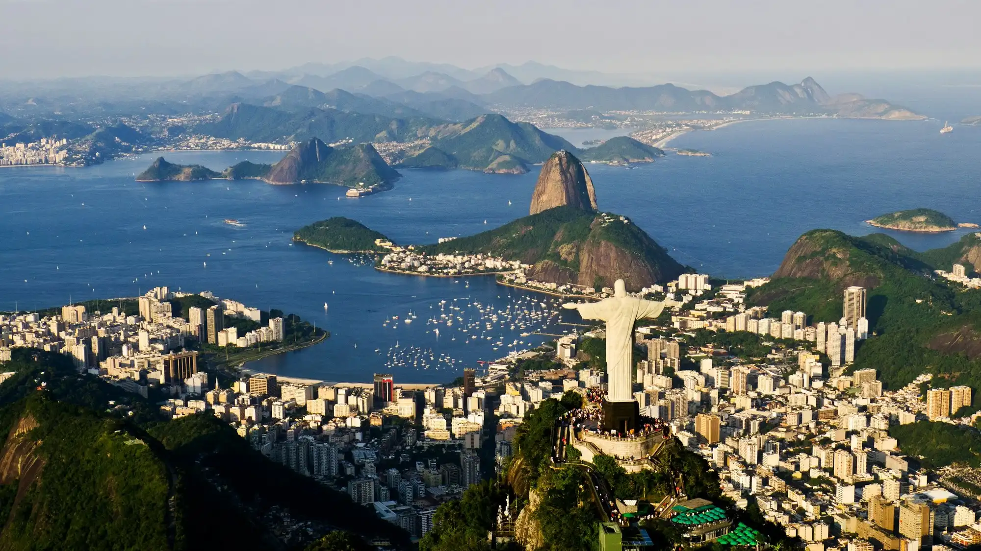 Le Christ Rédempteur vu d’en haut, le regard vers l’est au-dessus de Botafogo jusqu’au Pain de Sucre et à la baie de Guanabara