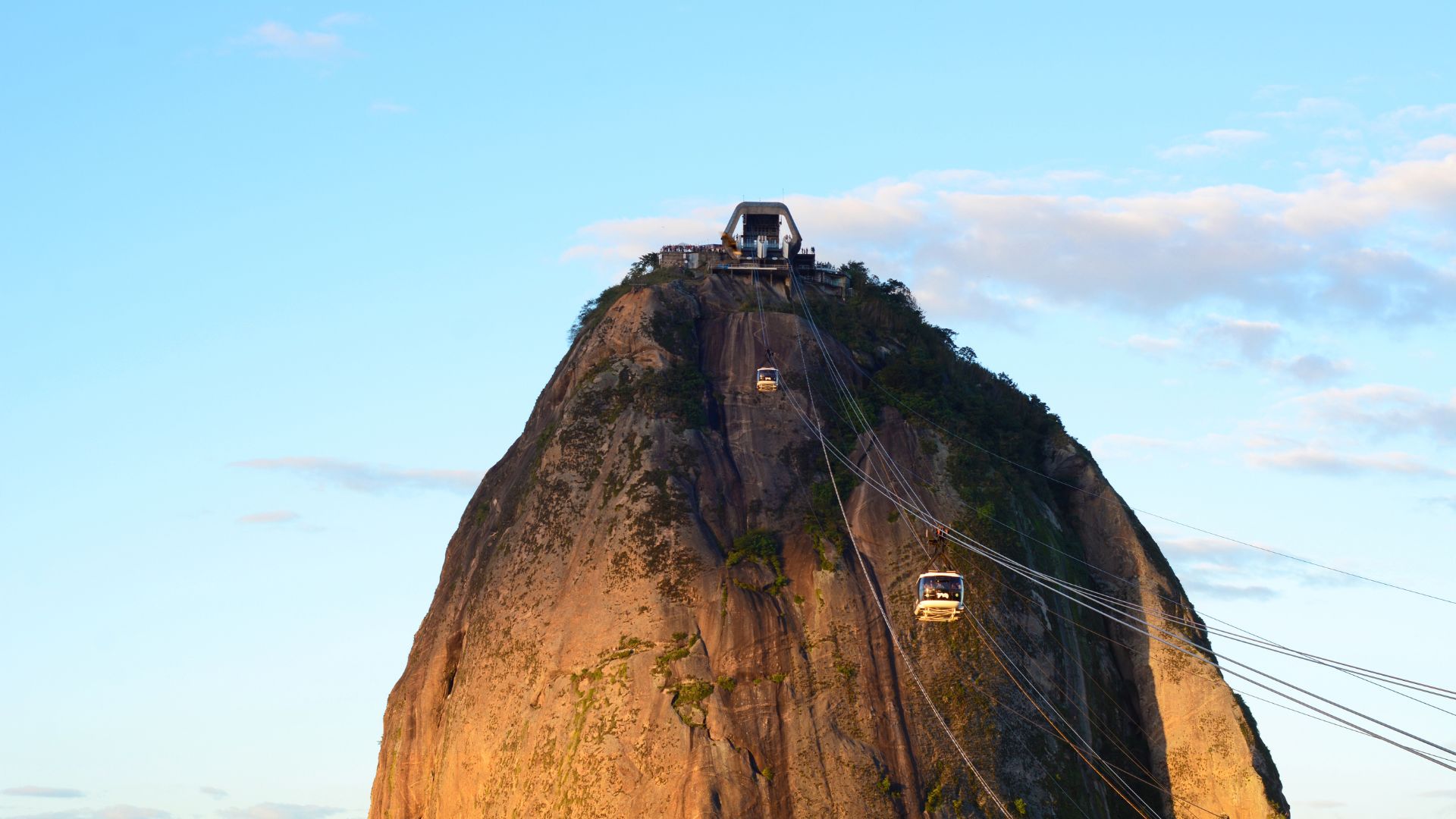 sugarloaf-cable-car-going-up