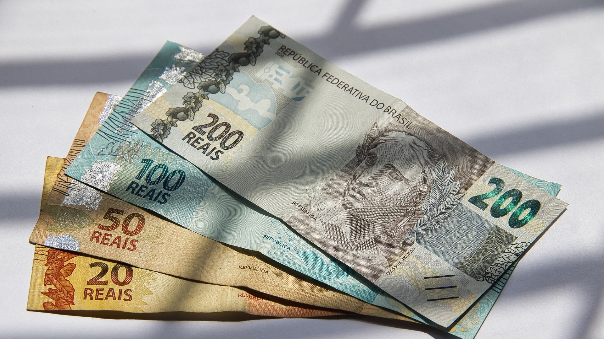 brazil-currency-ligh