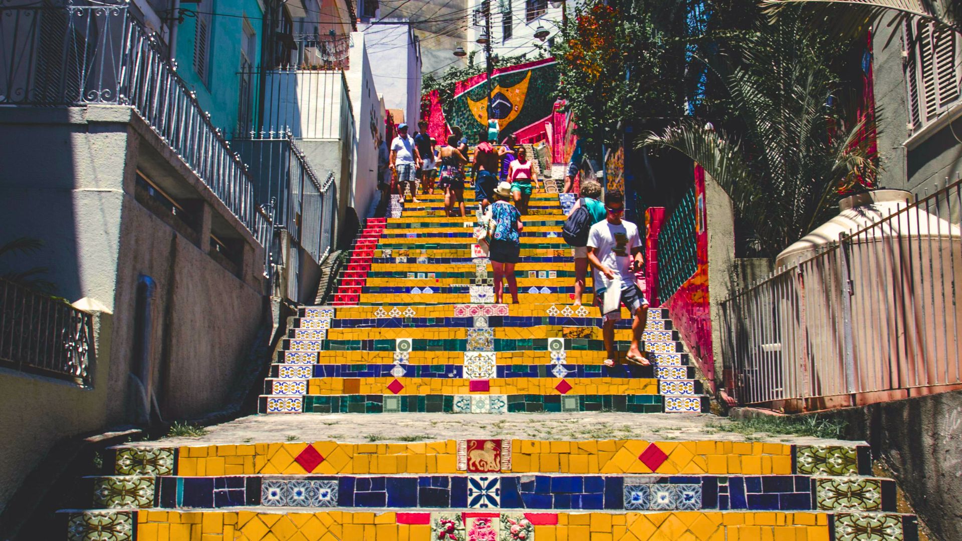 escadaria-selaron-and-tourists