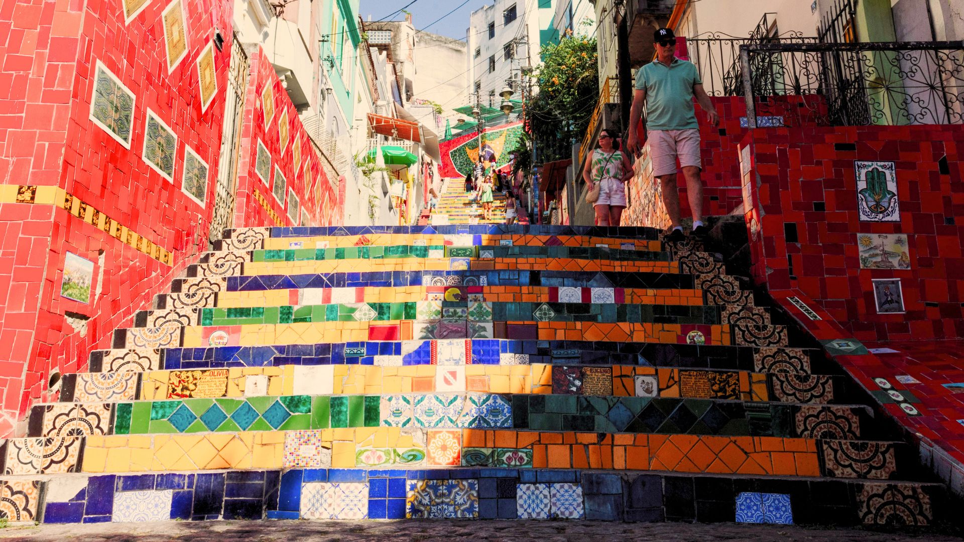 escadaria-selaron-man-going-down