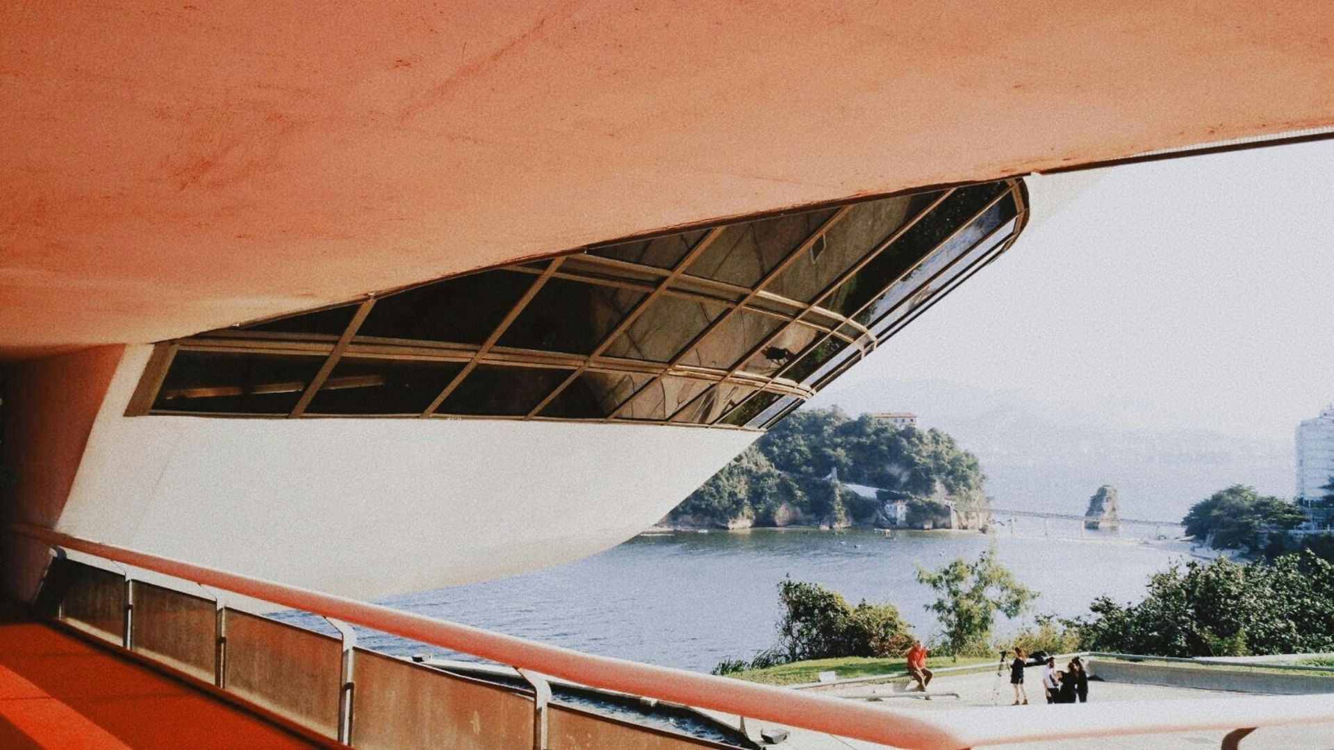 niteroi-contemporary-museum-up-close
