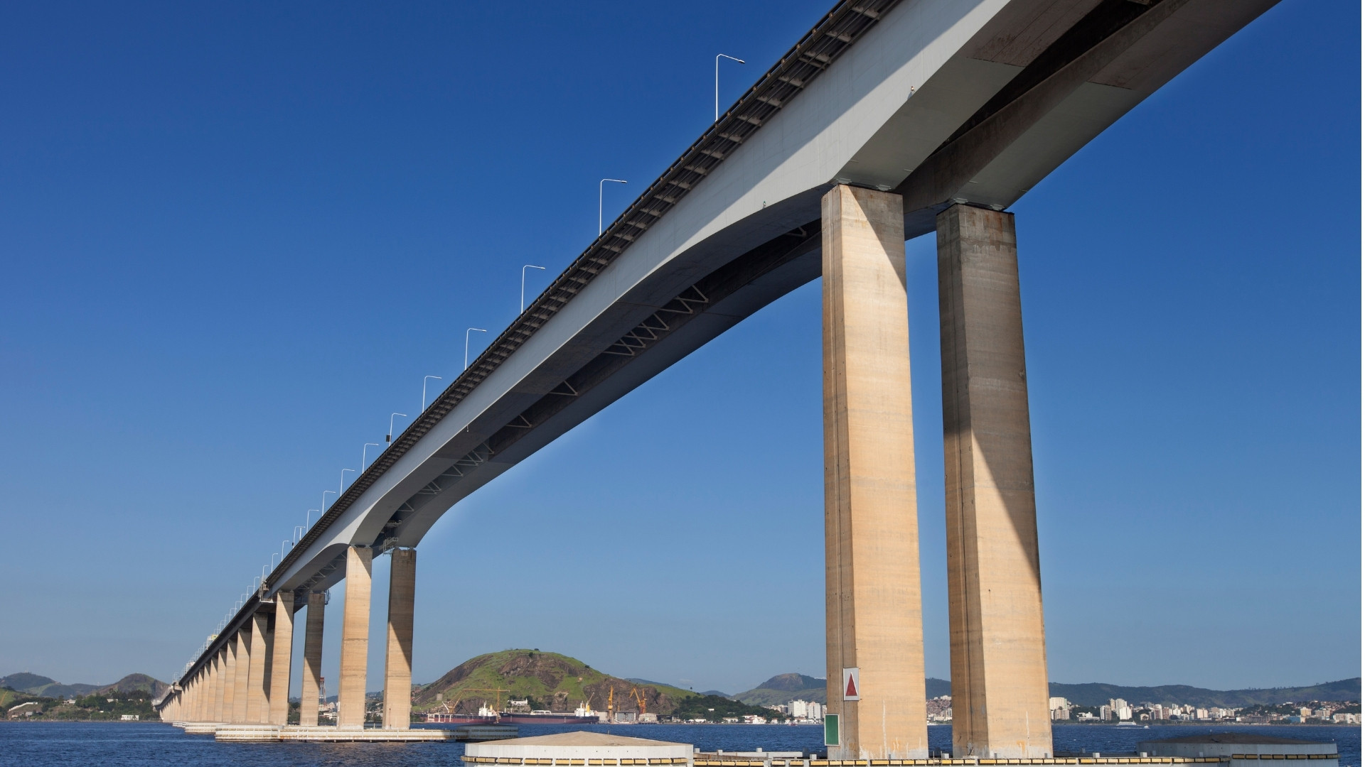 rio-niterói-bridge-looking-up