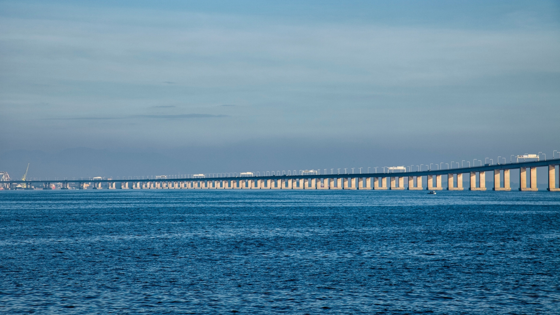 rio-niterói-bridge-very-far